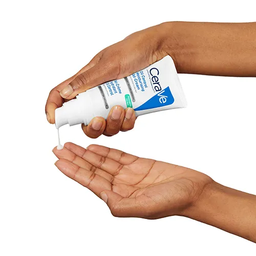 Hand dispensing CeraVe Oil Control Moisturiser